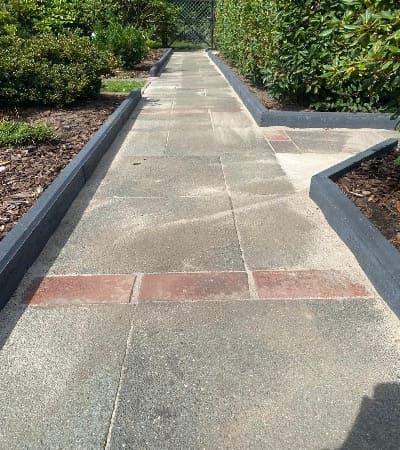 Gehwegreinigung Burgdorf - Nachher: sauberer gepflegter Gehweg